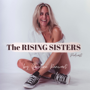 The RISING SISTERS-2 caroline renwart assise en tailleur avec des converse et chemise blanche look décontracté